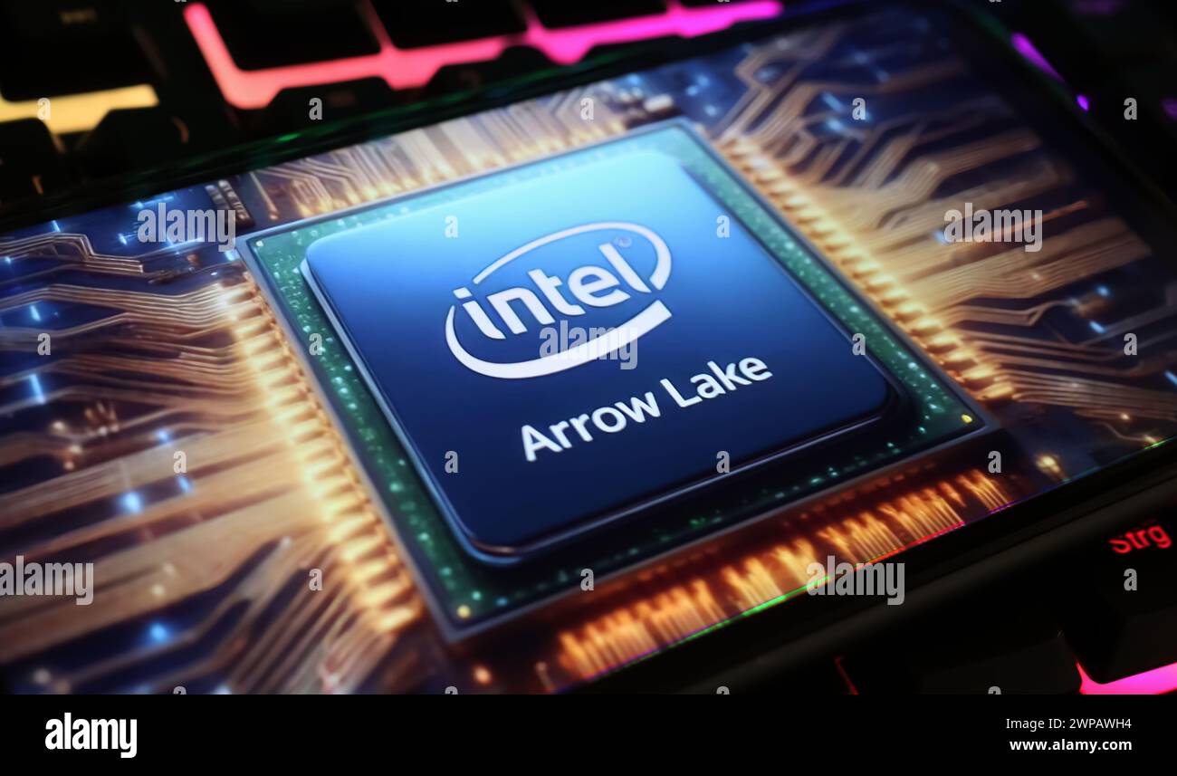 Viersen, Deutschland - 1. März. 2024: Nahaufnahme des Smartphone-Bildschirms mit Logo-Schriftzug der Intel Arrow Lake CPU auf der Computertastatur Stockfoto