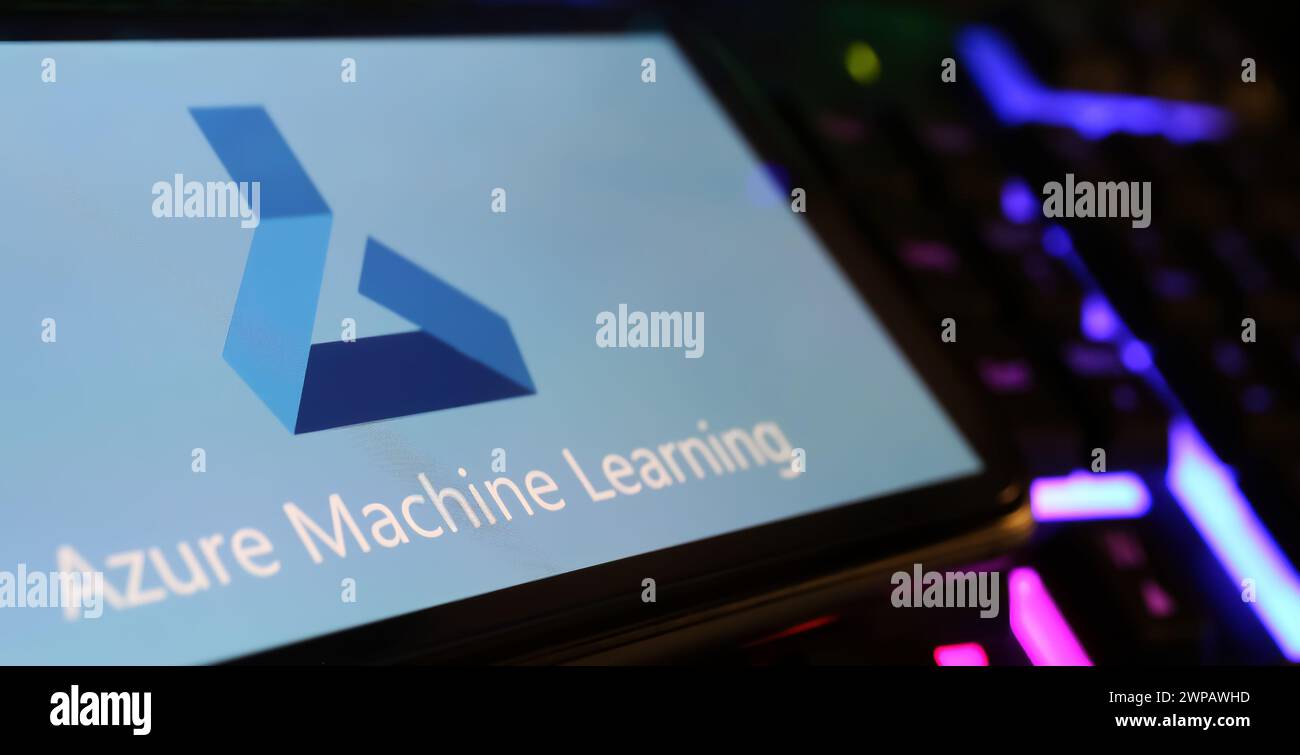 Viersen, Deutschland - 1. März. 2024: Nahaufnahme des Smartphone-Bildschirms mit Logo-Schriftzug von Azure Machine Learning auf Computertastatur Stockfoto