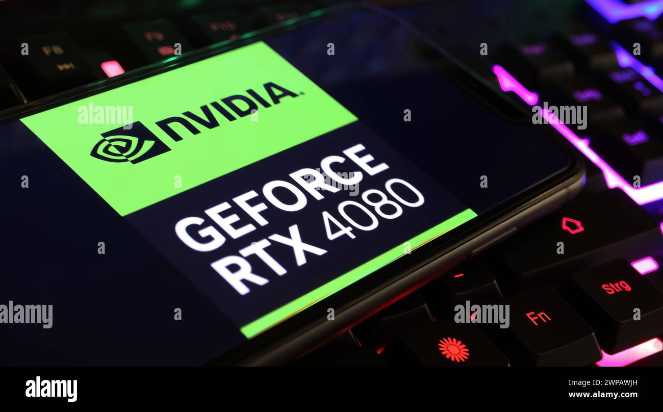 Viersen, Deutschland - 9. Februar. 2024: Großaufnahme des Smartphones mit Logo-Schriftzug des Nvidia GeForce RTX 4080 Prozessors auf der Computertastatur Stockfoto