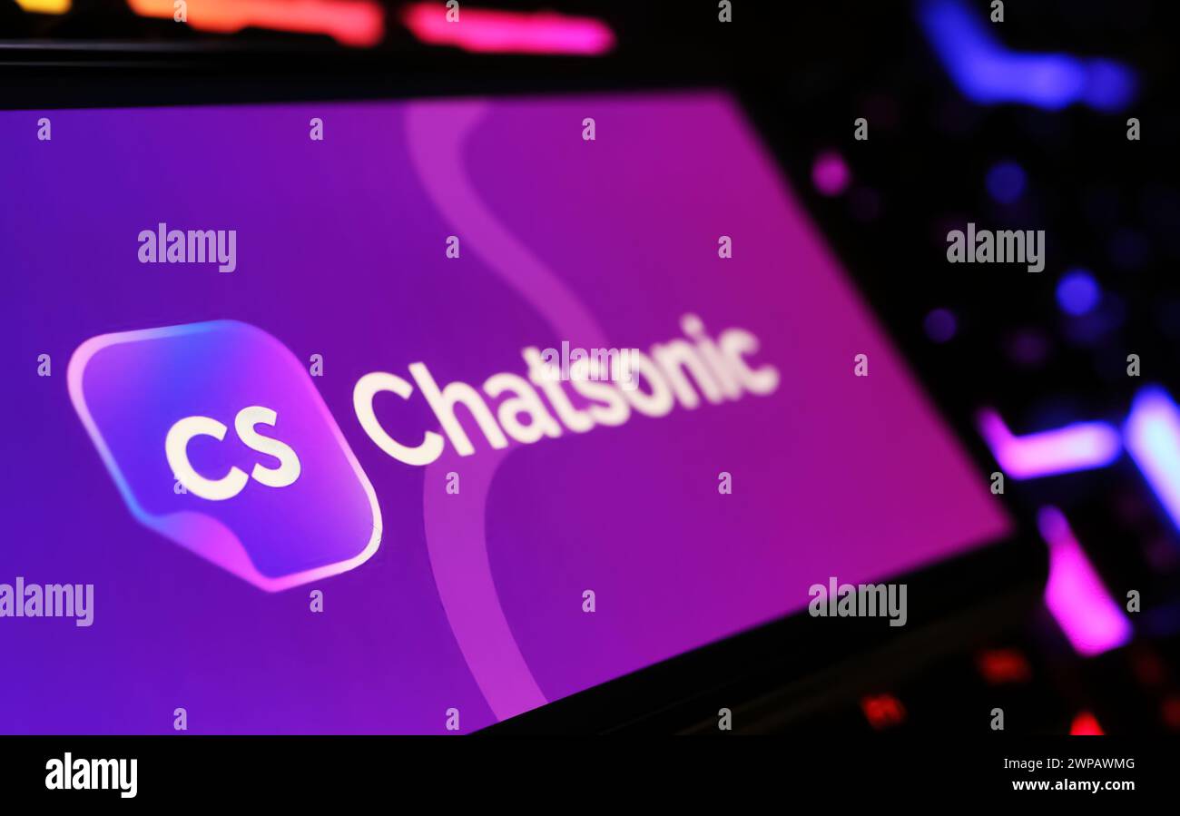 Viersen, Deutschland - 9. Februar. 2024: Nahaufnahme des Smartphone-Bildschirms mit Logo-Schriftzug des Chatsonic AI Chatbot auf der Computertastatur Stockfoto