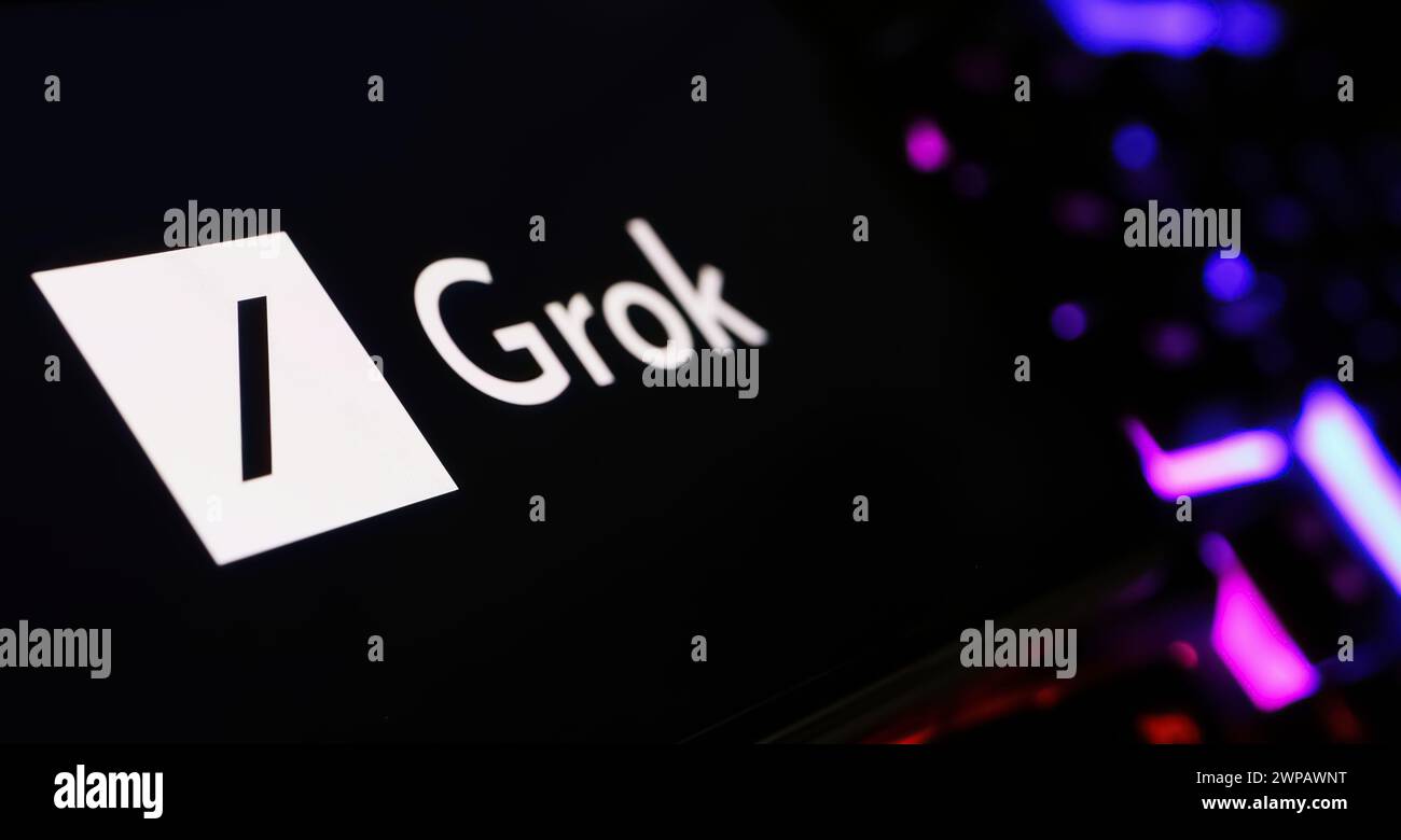 Viersen, Deutschland - 9. Februar. 2024: Nahaufnahme des Smartphone-Bildschirms mit Logobeschriftung des Grok AI Chatbots auf der Computertastatur Stockfoto