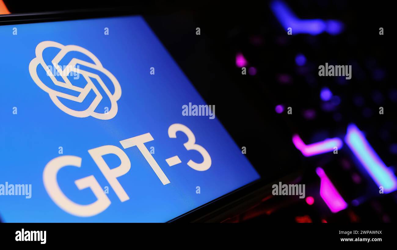 Viersen, Deutschland - 9. Februar. 2024: Nahaufnahme des Smartphone-Bildschirms mit Logobeschriftung von Chat GPT 3 von openai auf Computertastatur Stockfoto