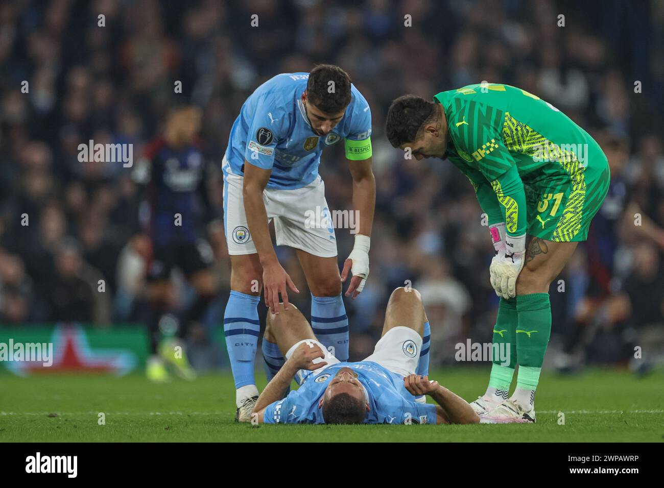 Rúben Dias aus Manchester City und Ederson aus Manchester City überprüfen Mateo Kovačić aus Manchester City, der während des UEFA Champions League-Spiels Manchester City gegen FC Kopenhagen am 6. März 2024 im Etihad Stadium, Manchester, Großbritannien, verletzt wird (Foto: Mark Cosgrove/News Images) Stockfoto