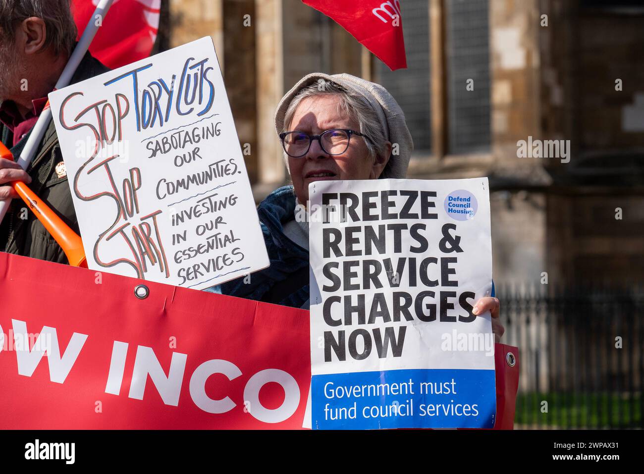 London, Großbritannien. März 2024. Eine Demonstrantin hält während der Demonstration Plakate, die ihre Meinung vor dem Parlament zum Ausdruck bringen. Mitglieder der Unite und andere Organisationen versammelten sich in der Nähe des Parlaments in London, um gegen die hohen Energiepreise und die niedrigen Einkommen und Renten zu kämpfen. Quelle: SOPA Images Limited/Alamy Live News Stockfoto