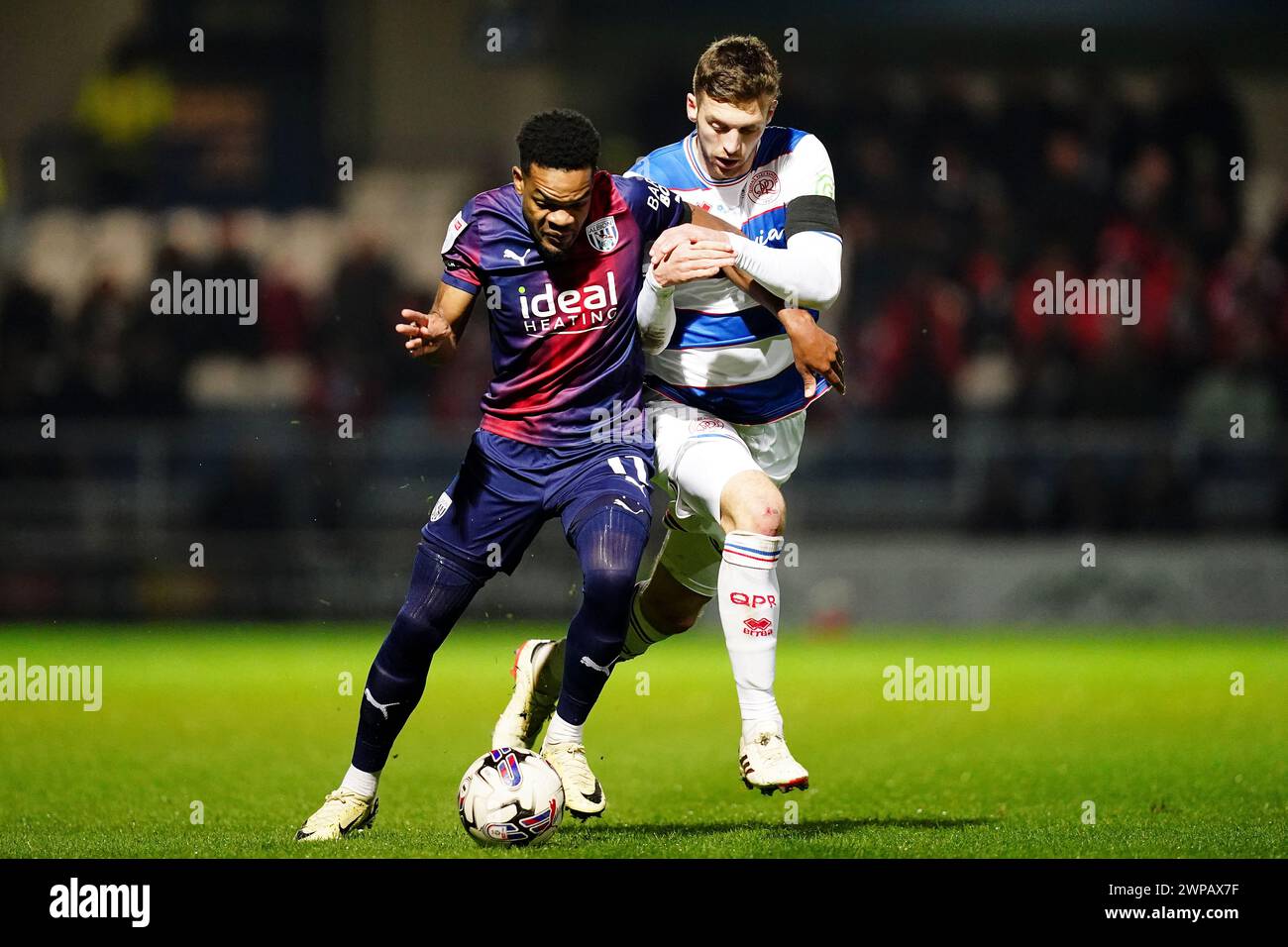 West Bromwich Albions Grady Diangana (links) und Sam Field der Queens Park Rangers kämpfen um den Ball während des Sky Bet Championship Matches in der Loftus Road, London. Bilddatum: Mittwoch, 6. März 2024. Stockfoto