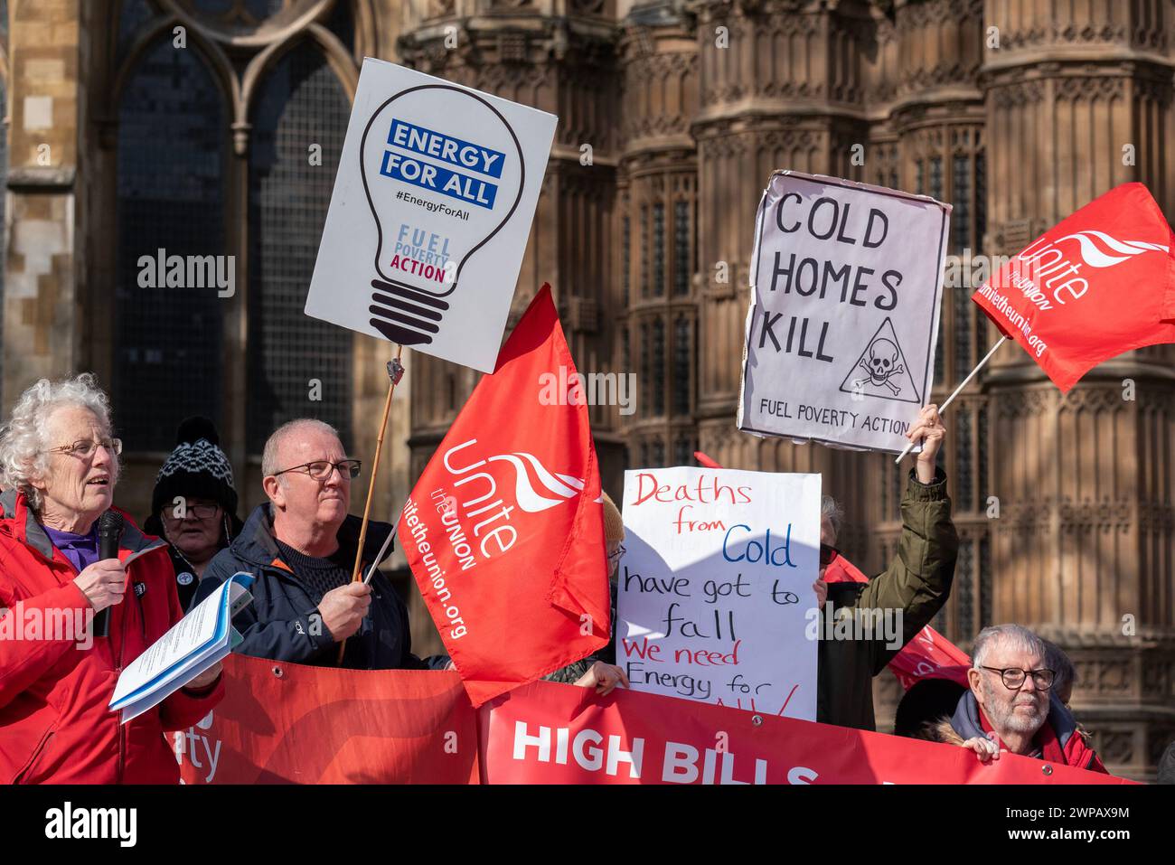 London, Großbritannien. März 2024. Demonstranten halten Plakate und schwenken Flaggen während des Protestes vor dem Parlament. Mitglieder der Unite und andere Organisationen versammelten sich in der Nähe des Parlaments in London, um gegen die hohen Energiepreise und die niedrigen Einkommen und Renten zu kämpfen. (Foto: Krisztian Elek/SOPA Images/SIPA USA) Credit: SIPA USA/Alamy Live News Stockfoto