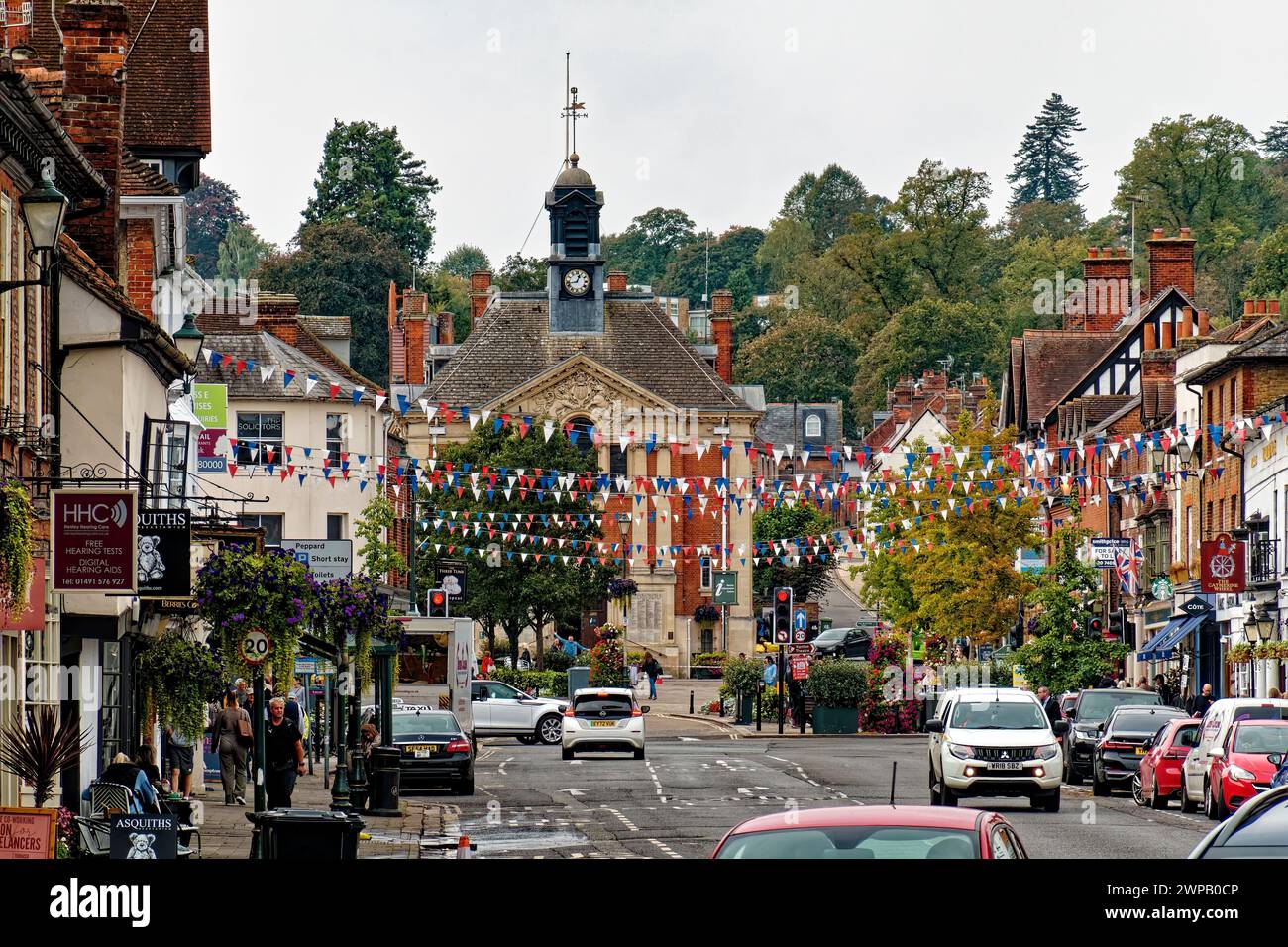 Henley on Thames, Oxfordshire, England, Großbritannien - 11. Oktober 2023: Blick auf Henley Town Hall und West Street vom Marktplatz aus Stockfoto