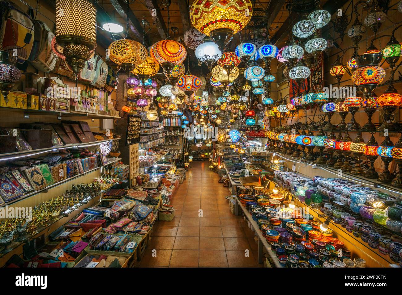 Marokkanische oder türkische Mosaiklampen und Laternen im Geschäft in Granada, Andalusien, Spanien Stockfoto