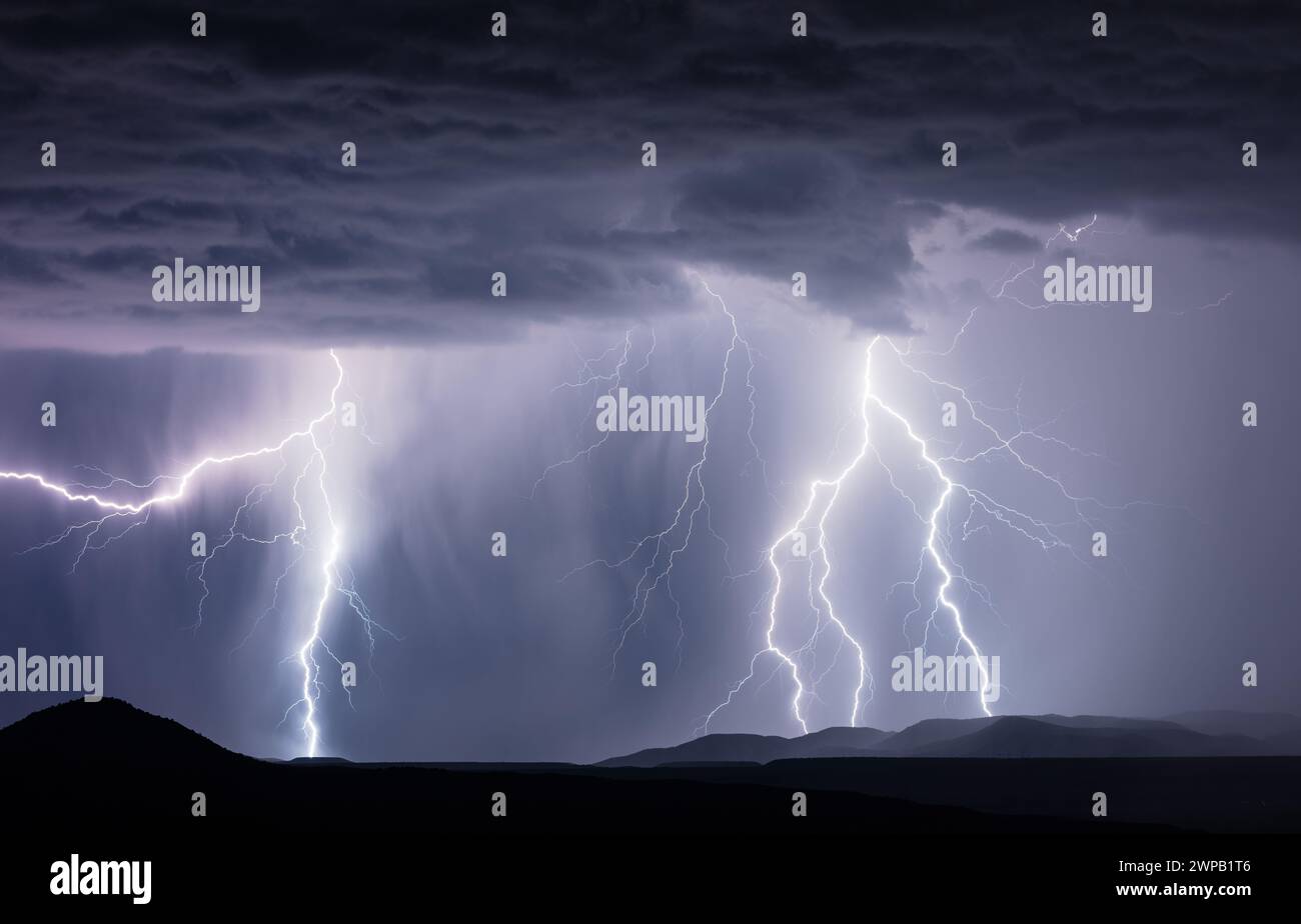Gewitter in der Nacht. Blitze schlagen im Sturm auf einen Berg Stockfoto
