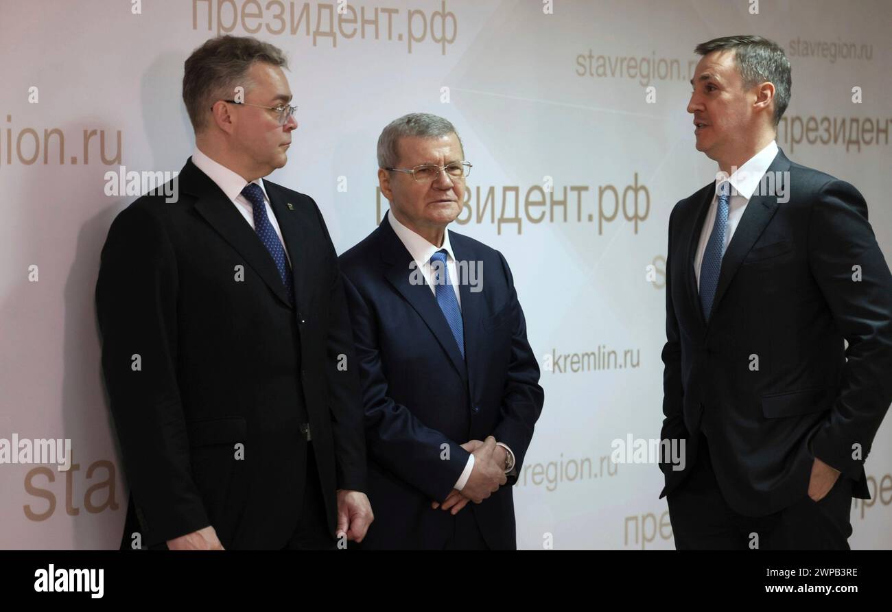 Solnechnodolsk, Russland. März 2024. Von links: Gouverneur Wladimir Wladimirow, bevollmächtigter Gesandter des Präsidenten für den Nordkaukasus, Juri Chaika und Landwirtschaftsminister Dmitri Patrushev vor einer Videozeremonie zur Inbetriebnahme industrieller Produktionsanlagen in den Regionen Leningrad, Belgorod und der Republik Mordowien, 5. März 2024 in Solnechnodolsk, Stavropol-Territorium, Russland. Quelle: Mikhail Metzel/Kreml Pool/Alamy Live News Stockfoto