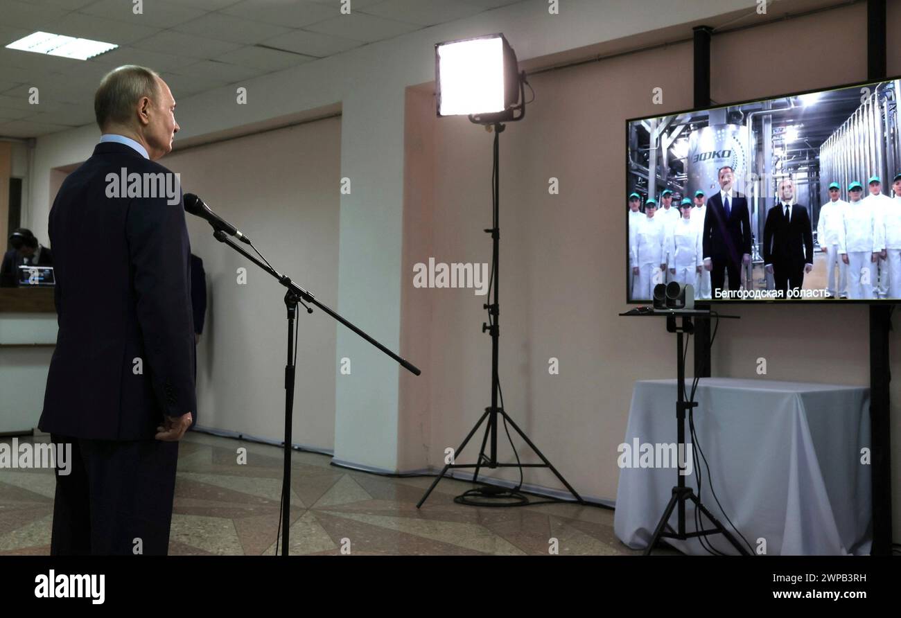 Solnechnodolsk, Russland. März 2024. Der russische Präsident Wladimir Putin nimmt am 5. März 2024 an einer Videozeremonie Teil, um industrielle Produktionsanlagen in den Regionen Leningrad, Belgorod und der Republik Mordowien in Solnechnodolsk, Stavropol, Russland, zu eröffnen. Quelle: Mikhail Metzel/Kreml Pool/Alamy Live News Stockfoto