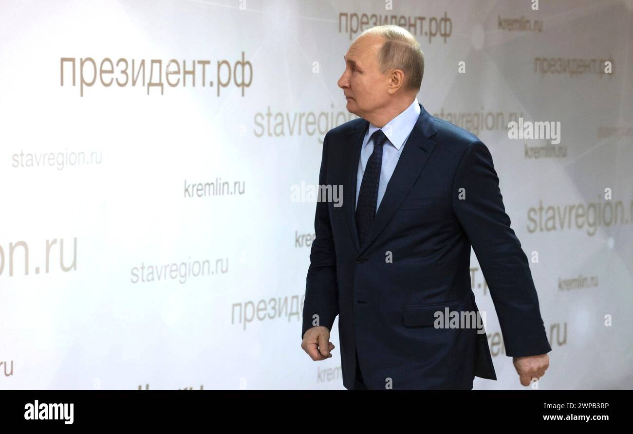 Solnechnodolsk, Russland. März 2024. Der russische Präsident Wladimir Putin kommt zu einer Videozeremonie zur Inbetriebnahme industrieller Produktionsanlagen in den Regionen Leningrad, Belgorod und der Republik Mordowien am 5. März 2024 in Solnechnodolsk, Stavropol, Russland. Quelle: Mikhail Metzel/Kreml Pool/Alamy Live News Stockfoto