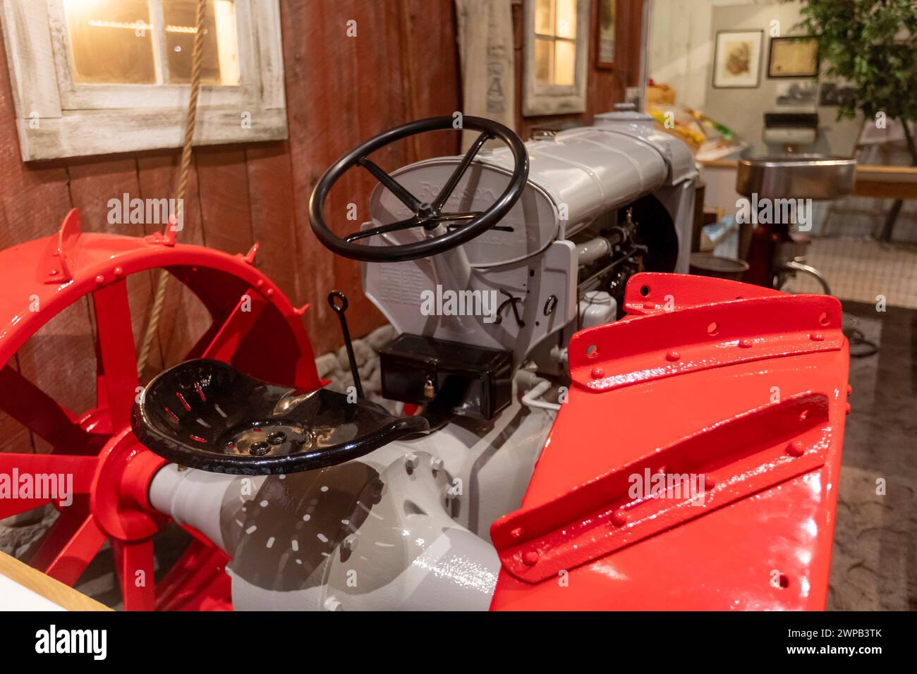Lansing, Michigan - Das Michigan History Museum. Ein Fordson-Traktor von Ford wird ausgestellt. Stockfoto