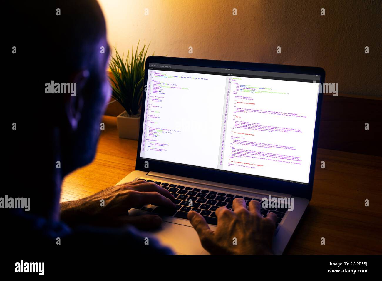 Programmierer, der HTML-javascript-Code in einen Laptop schreibt. Stockfoto