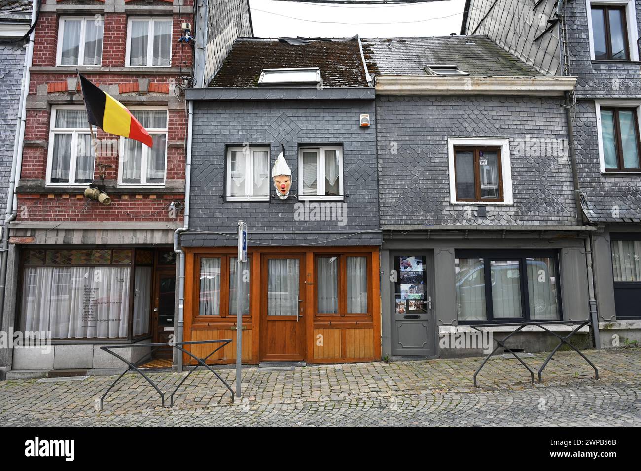 Rue Neuve, Stavelot, eine typisch belgische Straße Stockfoto