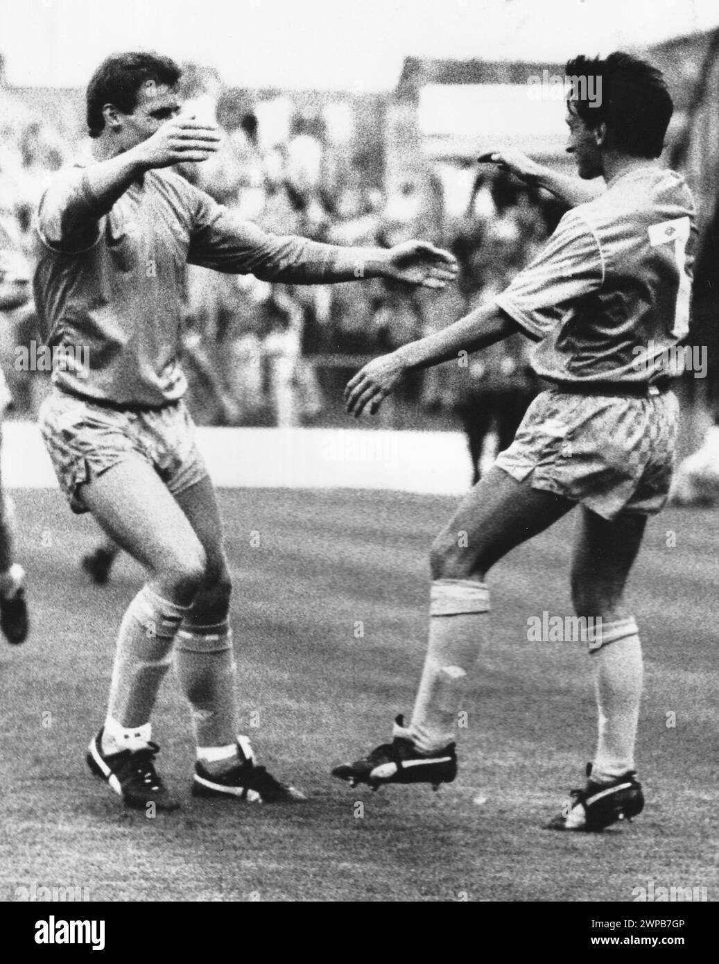 PAT NEVIN UND KERRY DIXON PUNKTEN FÜR CHELSEA AT FRATTON PARK, PORTSMOUTH 1987 PIC MIKE WALKER 198 Stockfoto