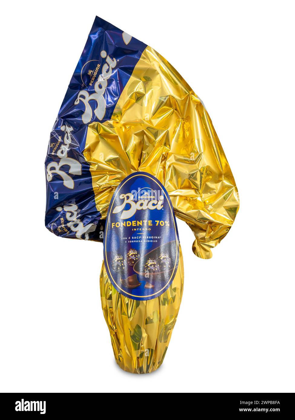 Italien - 6. März 2024: Baci Perugina Osterei aus dunkler Schokolade und Baci Schokolade isoliert auf weiß mit Schnittpfad inklusive. tex: Fondente (D Stockfoto