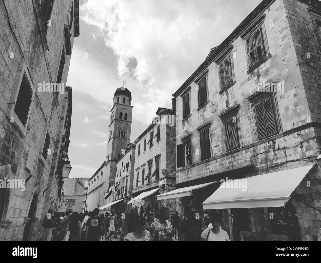 Stradun, Stradone ist die Hauptstraße des historischen Stadtzentrums von Dubrovnik in Kroatien. Architektonische Sehenswürdigkeiten. Ein beliebter Ort für touristische Spaziergänge Stockfoto