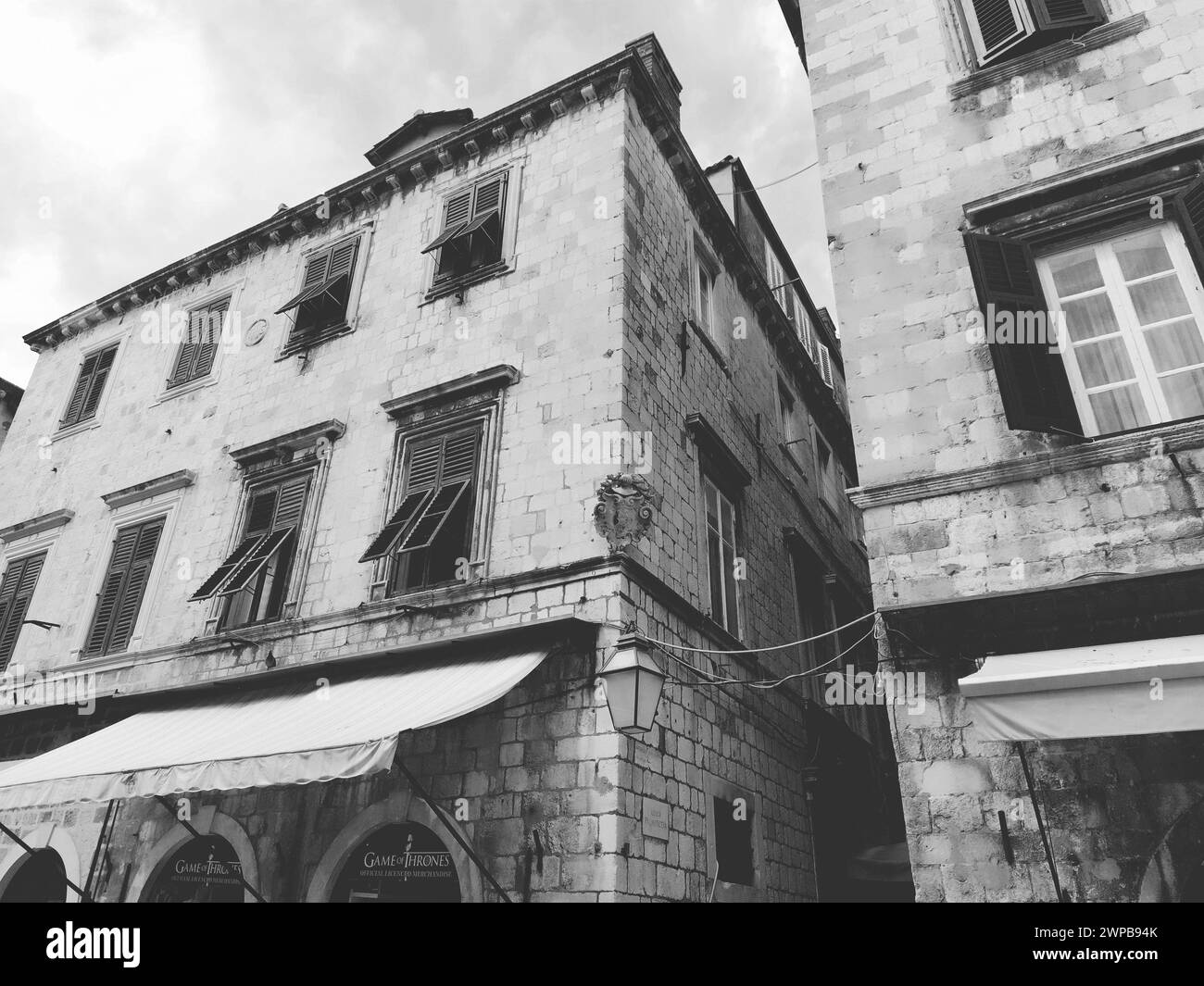 Stradun, Stradone ist die Hauptstraße des historischen Stadtzentrums von Dubrovnik in Kroatien. Architektonische Sehenswürdigkeiten. Ein beliebter Ort für touristische Spaziergänge Stockfoto