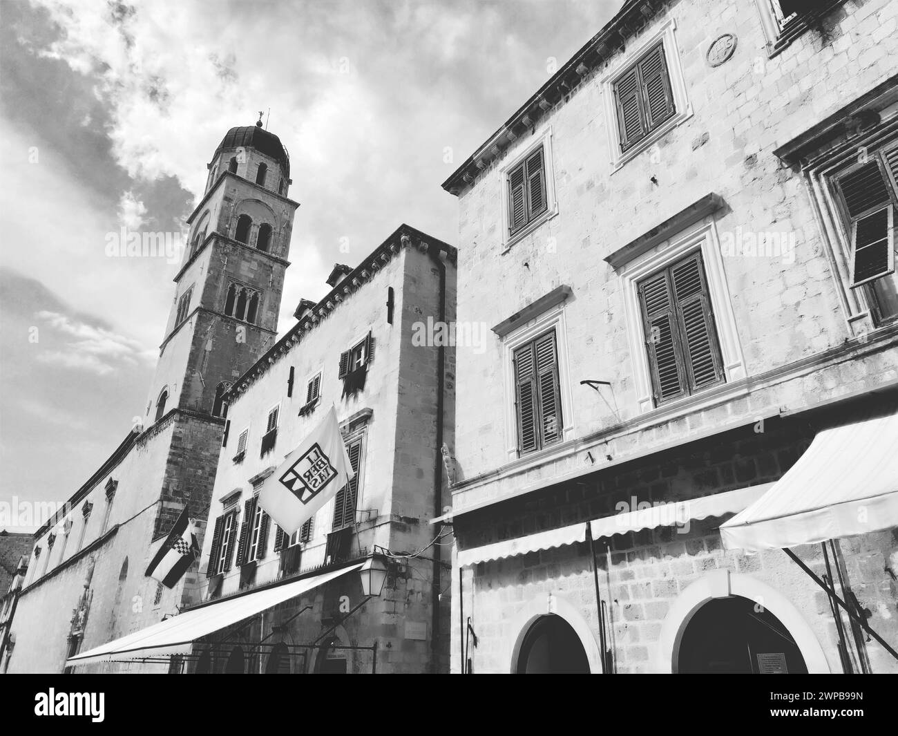 Stradun, Stradone ist die Hauptstraße des historischen Stadtzentrums von Dubrovnik in Kroatien. Architektonische Sehenswürdigkeiten. Ein beliebter Ort für touristische Spaziergänge Stockfoto