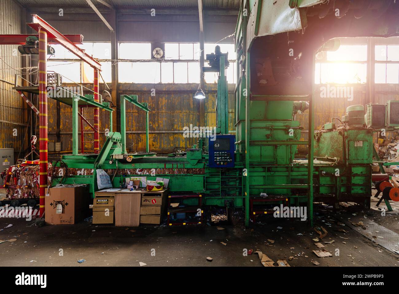 Pressen und Verpacken von Altpapier in der Recyclingfabrik. Stockfoto