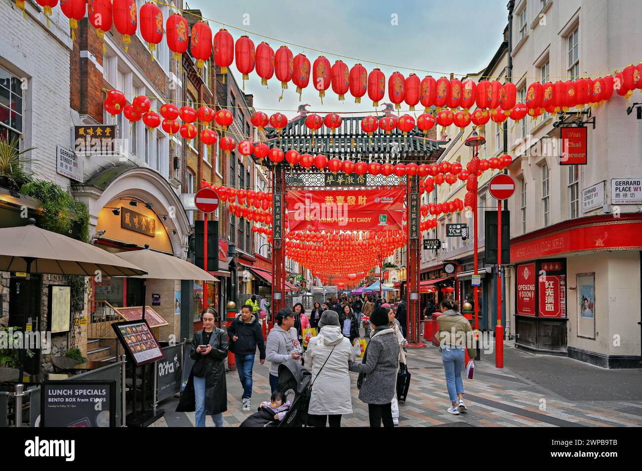 LONDON, ENGLAND - 6. MÄRZ 2024: Die meisten Touristen besuchen die Restaurants in London Chinatown einmal im Leben und genießen köstliche chinesische Speisen und Getränke zu vernünftigen Preisen. Quelle: Siehe Li/Picture Capital/Alamy Live News Stockfoto