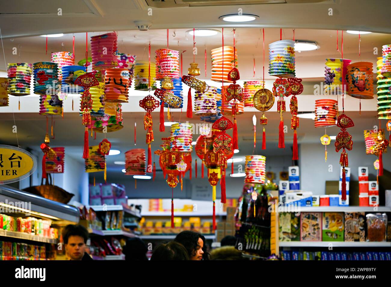 LONDON, ENGLAND - 6. MÄRZ 2024: Die meisten Touristen besuchen die Restaurants in London Chinatown einmal im Leben und genießen köstliche chinesische Speisen und Getränke zu vernünftigen Preisen. Quelle: Siehe Li/Picture Capital/Alamy Live News Stockfoto
