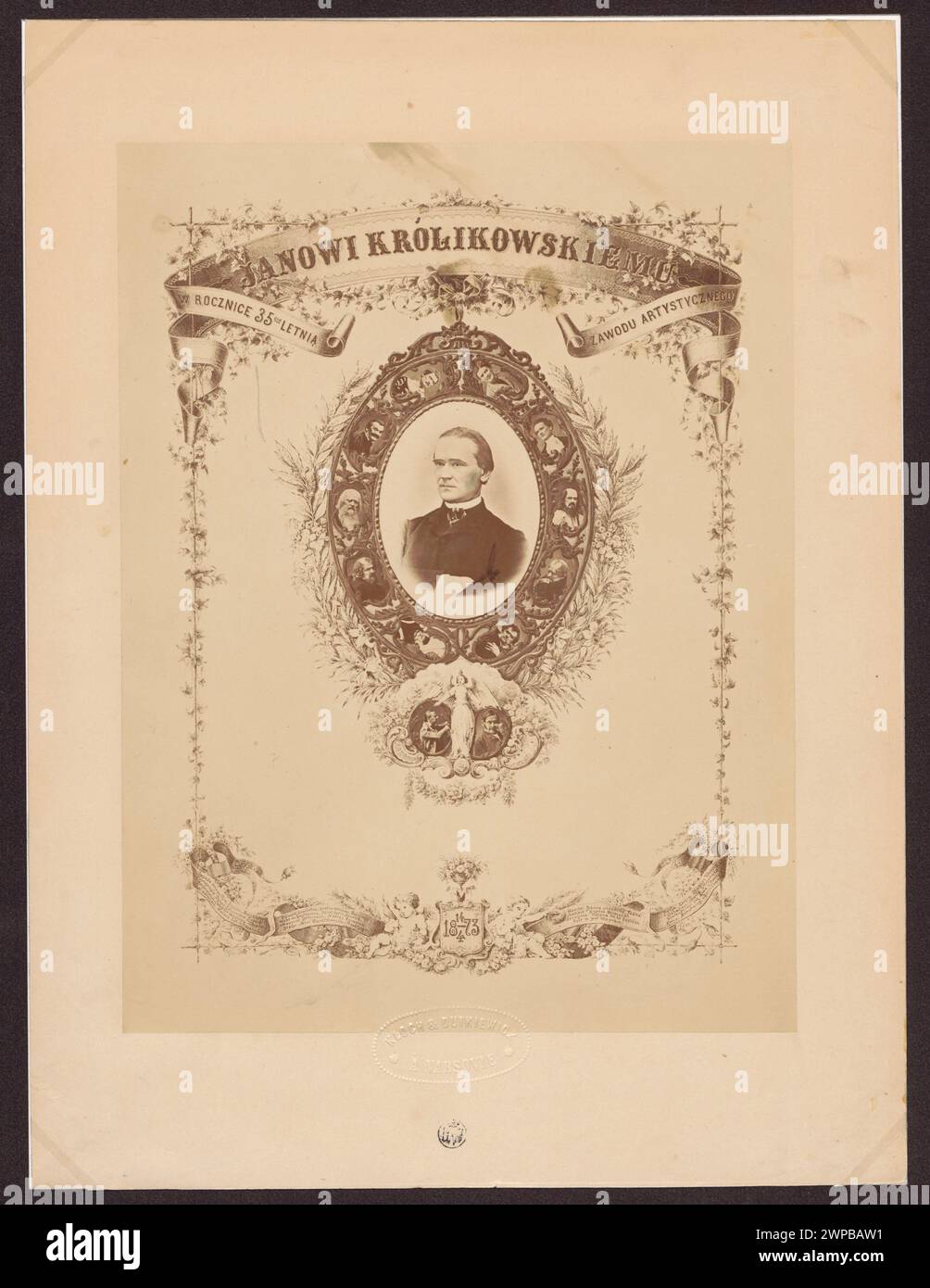 Jan Królikowski zum Jubiläum 35 Jahre alter künstlerischer Beruf. 14/4,1873 "; Kloch, Ferdynand und Dutkiewicz, Melecjusz (Warschau; fotografisches zak; 1866-1874), Gerson, Wojciech (1831-1901); 1873 (1873-00-00-00-1873-00-00); heruntergeladen vom Muza-System des Nationalmuseums in Warschau; Foto-/Fotodruck / Druck vom Glasnegativ / Druck vom Glasnegativ; Höhe 25,1 cm, Breite 19,0 cm, Karton: Höhe 32,9 cm, Breite 24,7 cm; di 84784 MNW; alle Rechte vorbehalten. Stockfoto