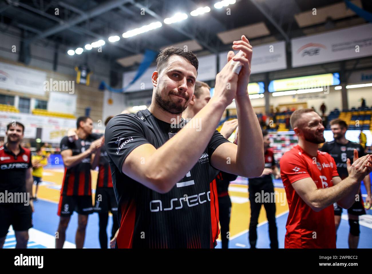 06.03.2024 Belchatow Siatkowka Plusliga 2023/2024 PGE GIEK Skra Belchatow - Asseco Resovia Rzeszow n/z siatkarze Resovii dziekuja kibicom za Doping, Fabian Drzyzga Foto Adam Starszynski/PressFocus 06.03.2024 Belchatow Volleyball PGE GIEK Skra Belchatow - Asseco Resovia Rzeszow siatkarze Rzeszow siatkarze Resovia Rzeszow siatkarze Resovia Rzzzzzzga Credit: Adam Starszynski/PressFocus Focus Drzyzzzzzzzzzzzja Credit: SIPA USA/Alamy Live News Stockfoto