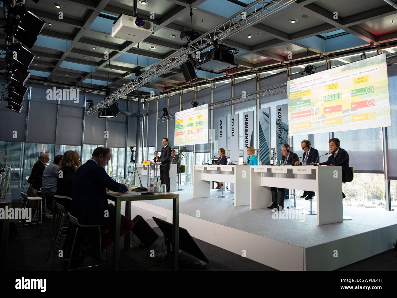 Bonn, Deutschland. März 2024. DHL-CEO Tobias Meyer (auf dem Podium) spricht am 6. März 2024 auf einer Pressekonferenz im DHL-Hauptsitz in Bonn. Der deutsche Logistikgigant DHL Group erzielte im Geschäftsjahr 2023 einen Umsatz von 81,8 Milliarden Euro (89,1 Milliarden US-Dollar) und ein operatives Ergebnis (EBIT) von 6,3 Milliarden Euro. Damit wurde das Unternehmensziel laut dem am Mittwoch veröffentlichten Geschäftsbericht erreicht. Quelle: Zhang Fan/Xinhua/Alamy Live News Stockfoto