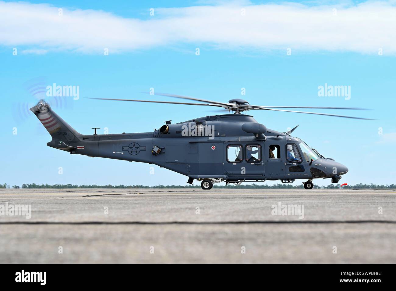 Ein MH-139A Grey Wolf bereitet sich am 22. Februar 2024 auf den Start in Duke Field, Florida vor. Die MH-139A wurde als direkter Ersatz für die alternde Flotte der UH-1N Huey Hubschrauber entwickelt. (Foto der U.S. Air Force von Senior Airman Breanna Christopher Volkmar) Stockfoto