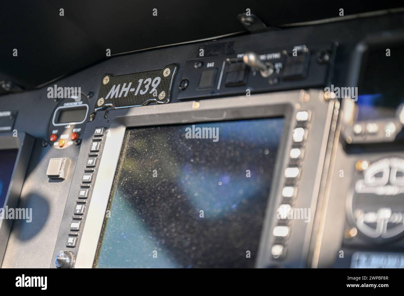 Ein MH-139A Grey Wolf Emblem im Cockpit des Flugzeugs im Duke Field, Florida, am 21. Februar 2024. Der Name Grey Wolf leitet sich von der wilden Spezies ab, die die nördliche Ebene Nordamerikas durchstreift, die auch die interkontinentalen ballistischen Raketenbasen des Air Force Global Strike Command umfasst. (Foto der U.S. Air Force von Senior Airman Breanna Christopher Volkmar) Stockfoto