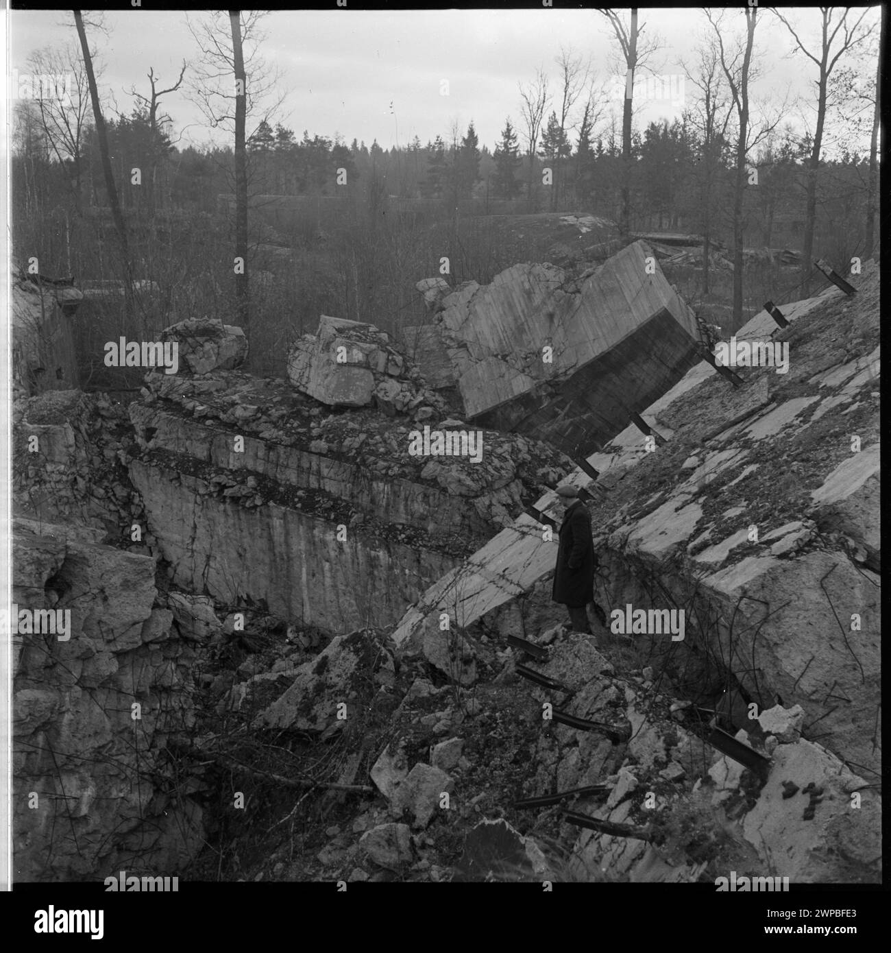 Überreste eines Bunkers im Gebiet von Wilcze Szańc, ehemaliges Hauptquartier von Adolf Hitler, 1953 von Mirosław für einen artikel von Wiesław Prażuch Azembski dokumentiert. Stockfoto
