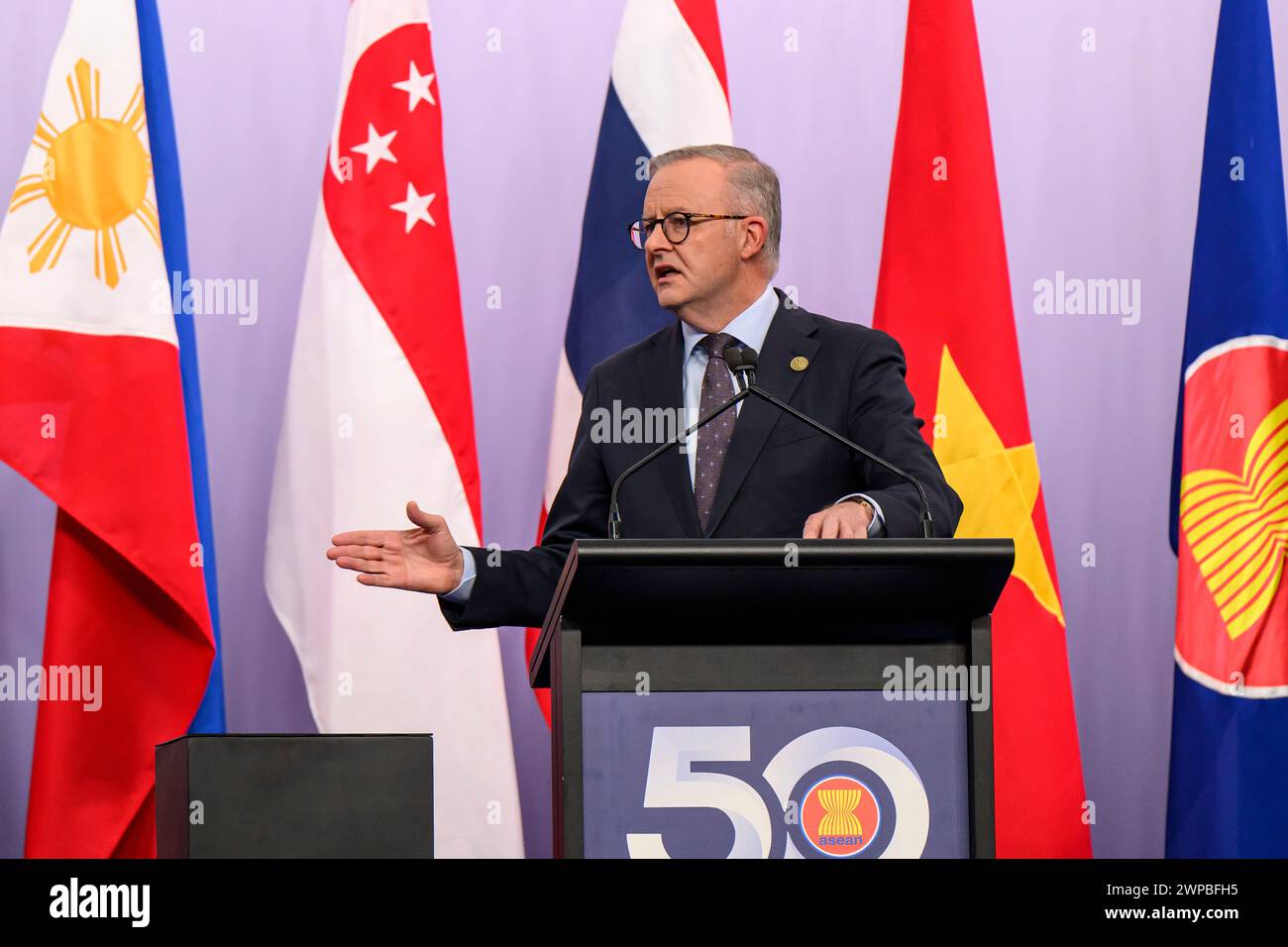 Melbourne, Australien. März 2024. Australiens Premierminister Anthony Albanese spricht während der Veranstaltung. Gemeinsame Medienerklärung des australischen Premierministers Anthony Albanese und des laotischen Premierministers Sonexay Siphandone während des Sondergipfels ASEAN-Australien 2024 in Melbourne. Auf dem dreitägigen Sondergipfel wird das 50. Jubiläum der Beziehungen zwischen ASEAN und Australien begangen, an dem Hunderte von Beamten und Führungspersönlichkeiten zu einem Gipfel zusammentreffen. Quelle: SOPA Images Limited/Alamy Live News Stockfoto