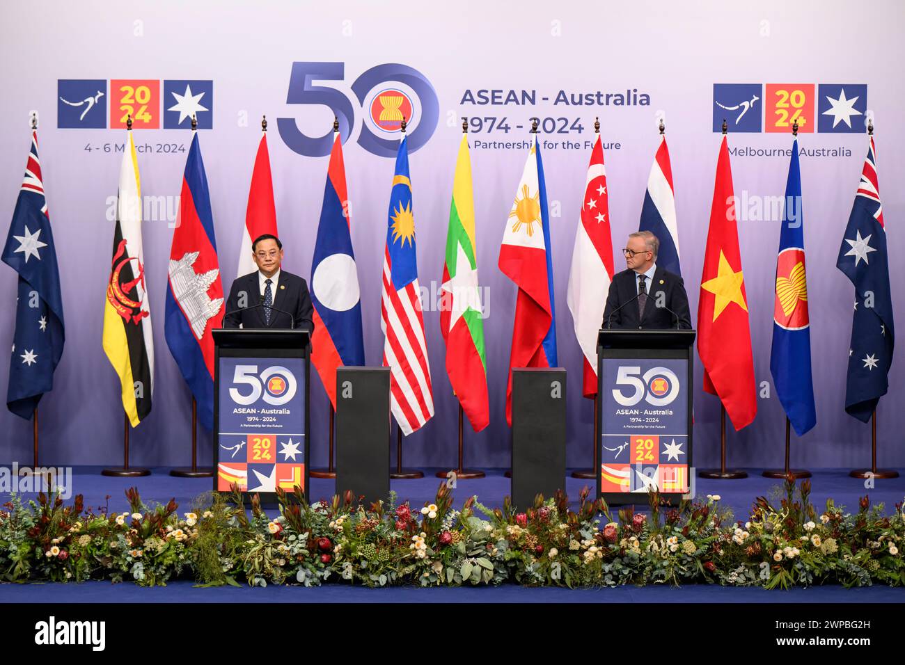 Melbourne, Australien. März 2024. (L-R) Laos Premierminister Sonexay Siphandone und Australiens Premierminister Anthony Albanese sprechen während der Veranstaltung. Gemeinsame Medienerklärung des australischen Premierministers Anthony Albanese und des laotischen Premierministers Sonexay Siphandone während des Sondergipfels ASEAN-Australien 2024 in Melbourne. Auf dem dreitägigen Sondergipfel wird das 50. Jubiläum der Beziehungen zwischen ASEAN und Australien begangen, an dem Hunderte von Beamten und Führungspersönlichkeiten zu einem Gipfel zusammentreffen. (Foto: George Chan/SOPA Images/SIPA USA) Credit: SIPA USA/Alamy Live News Stockfoto