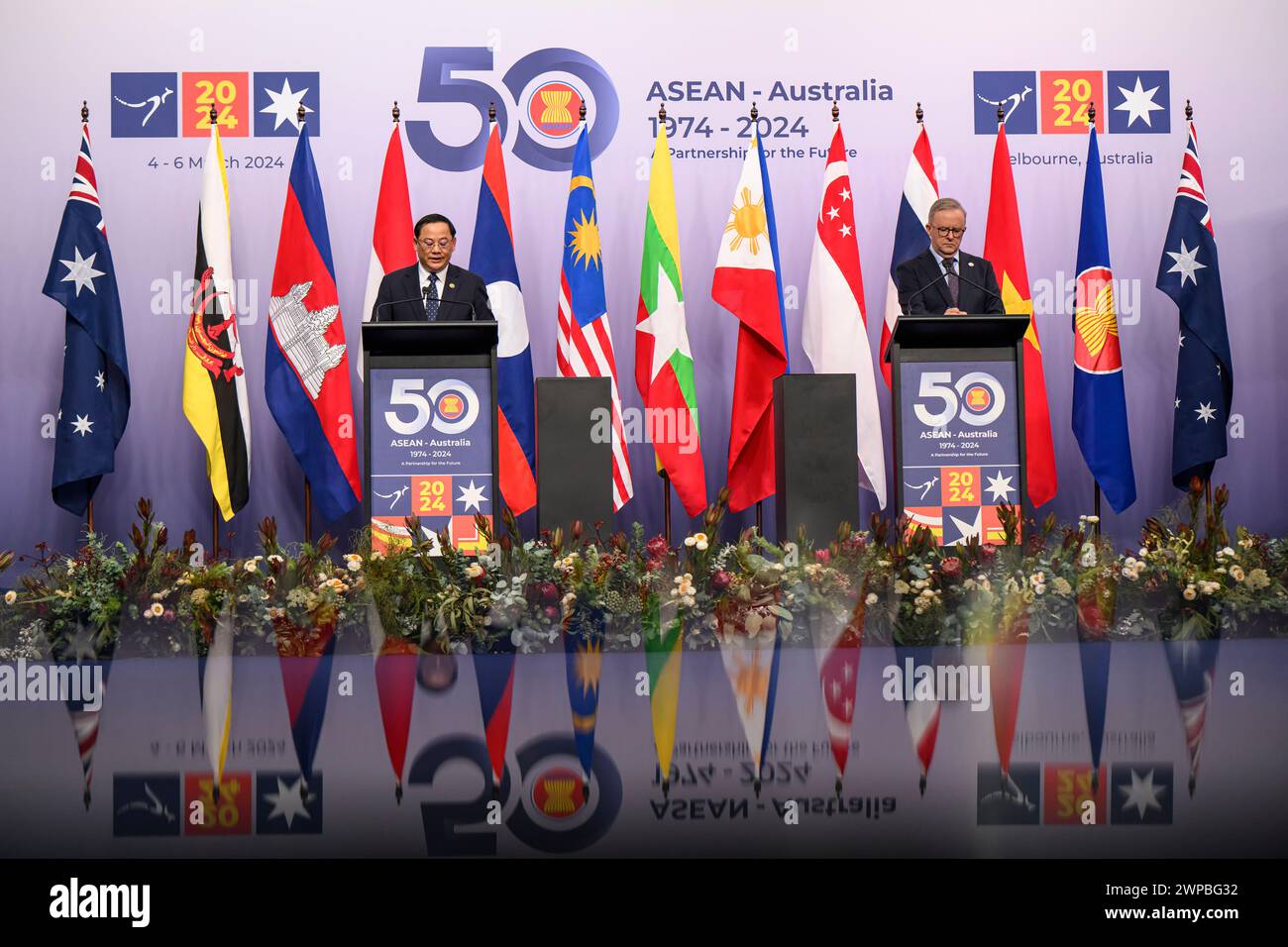 (L-R) Laos Premierminister Sonexay Siphandone und Australiens Premierminister Anthony Albanese sprechen während der Veranstaltung mit Reflexion vom Telefon. Gemeinsame Medienerklärung des australischen Premierministers Anthony Albanese und des laotischen Premierministers Sonexay Siphandone während des Sondergipfels ASEAN-Australien 2024 in Melbourne. Auf dem dreitägigen Sondergipfel wird das 50. Jubiläum der Beziehungen zwischen ASEAN und Australien begangen, an dem Hunderte von Beamten und Führungspersönlichkeiten zu einem Gipfel zusammentreffen. (Foto: George Chan/SOPA Images/SIPA USA) Stockfoto