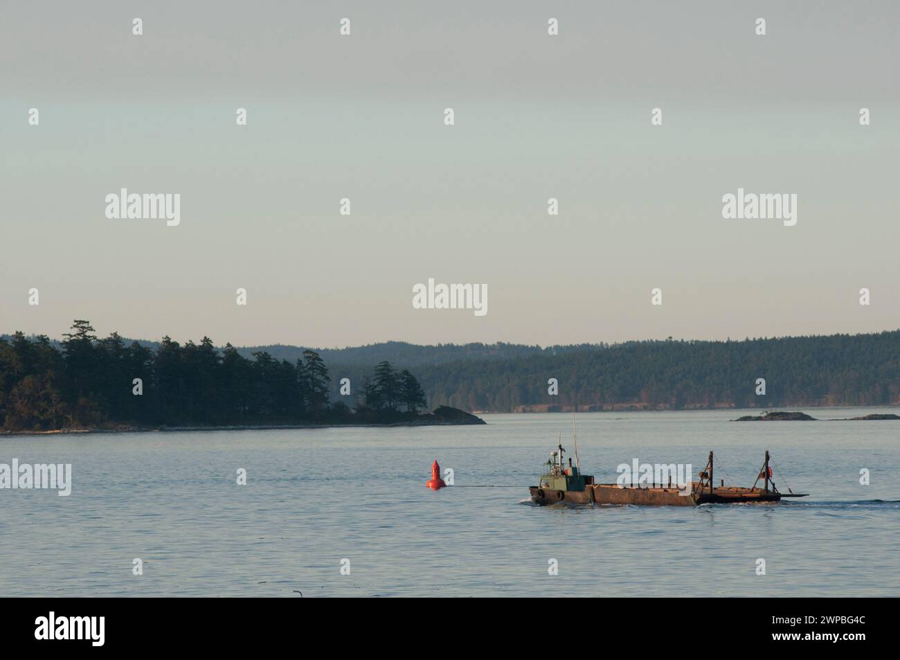Schlepper mit einem Holzkahn Gulf Islands in der Passage BC Canada Stockfoto