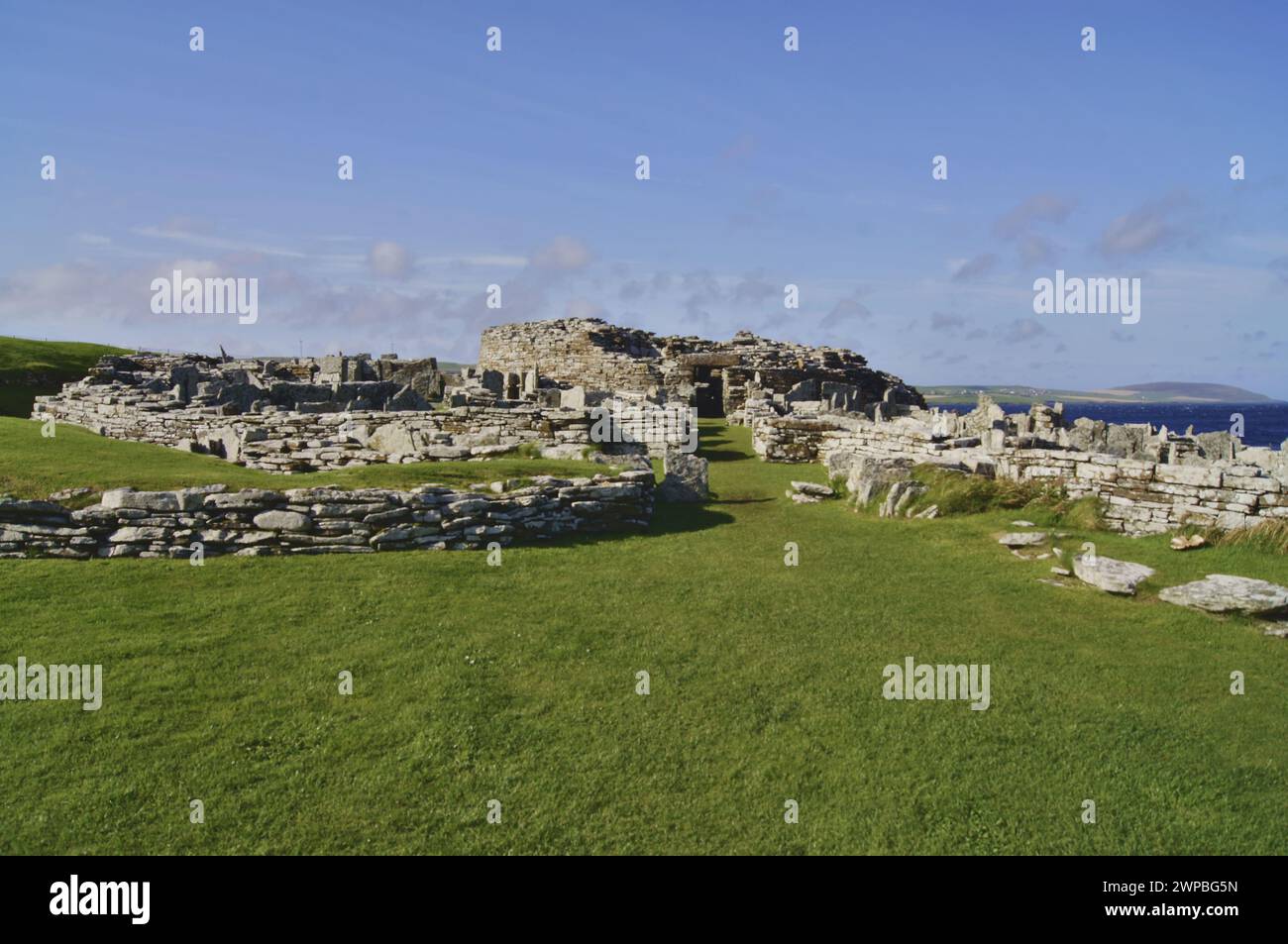 Broch of Gurness, ein Broch Village aus der Eisenzeit an der Nordostküste des schottischen Festlands Orkney mit Blick auf den Eynhallow Sound Stockfoto