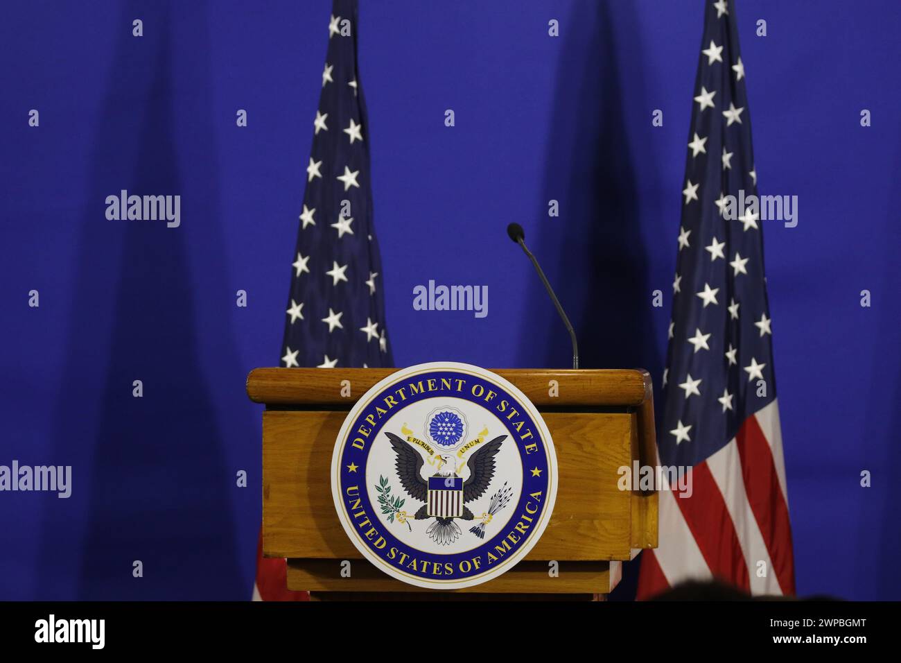 Logo und Flagge des US-amerikanischen Außenministeriums auf der Bühne zur Ankündigung der Pressekonferenz - Rio de Janeiro, Brasilien 02.22.2024 Stockfoto