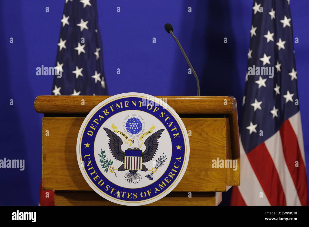 Logo und Flagge des US-amerikanischen Außenministeriums auf der Bühne zur Ankündigung der Pressekonferenz - Rio de Janeiro, Brasilien 02.22.2024 Stockfoto