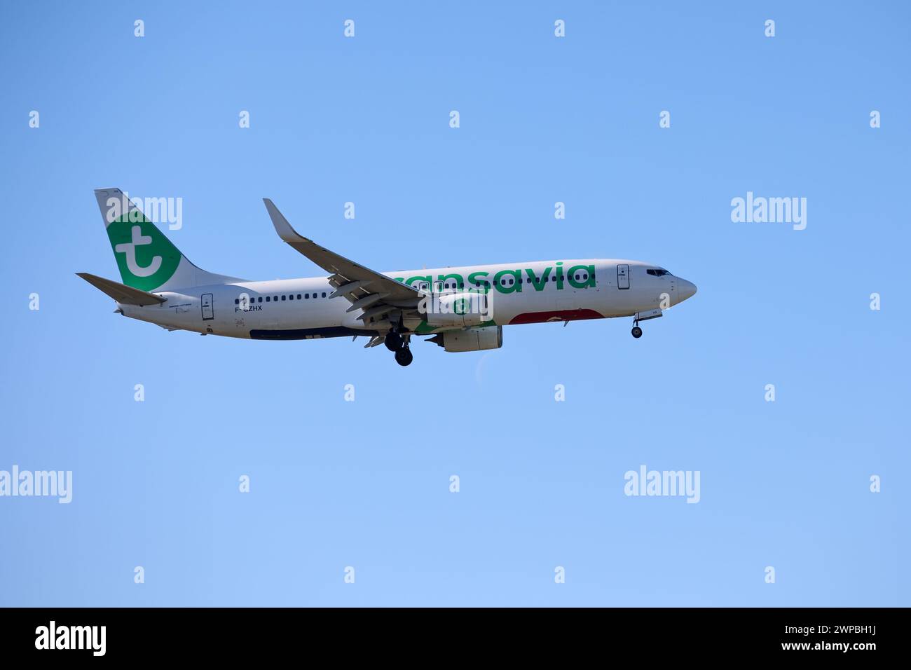 Allgemeine Ansicht einer Boeing 737-800 der Billigfluggesellschaft Transavia Airlines, die am Flughafen Marseille Provence ankommt. Dieses Flugzeug hat nur in der Economy-Klasse eine Kapazität von 189 Sitzplätzen. Stockfoto