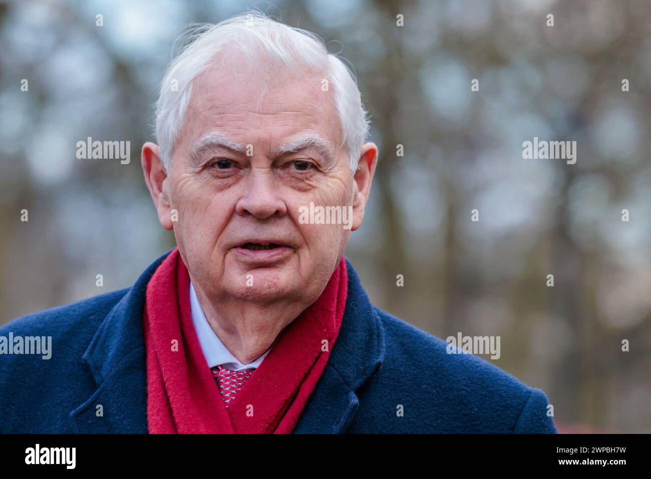 College Green, London, Großbritannien. März 2024. Der ehemalige Finanzminister Norman Lamont spricht mit der Presse über College Green nach Jeremy Hunt's Frühjahrshaushalt. Foto: Amanda Rose/Alamy Live News Stockfoto