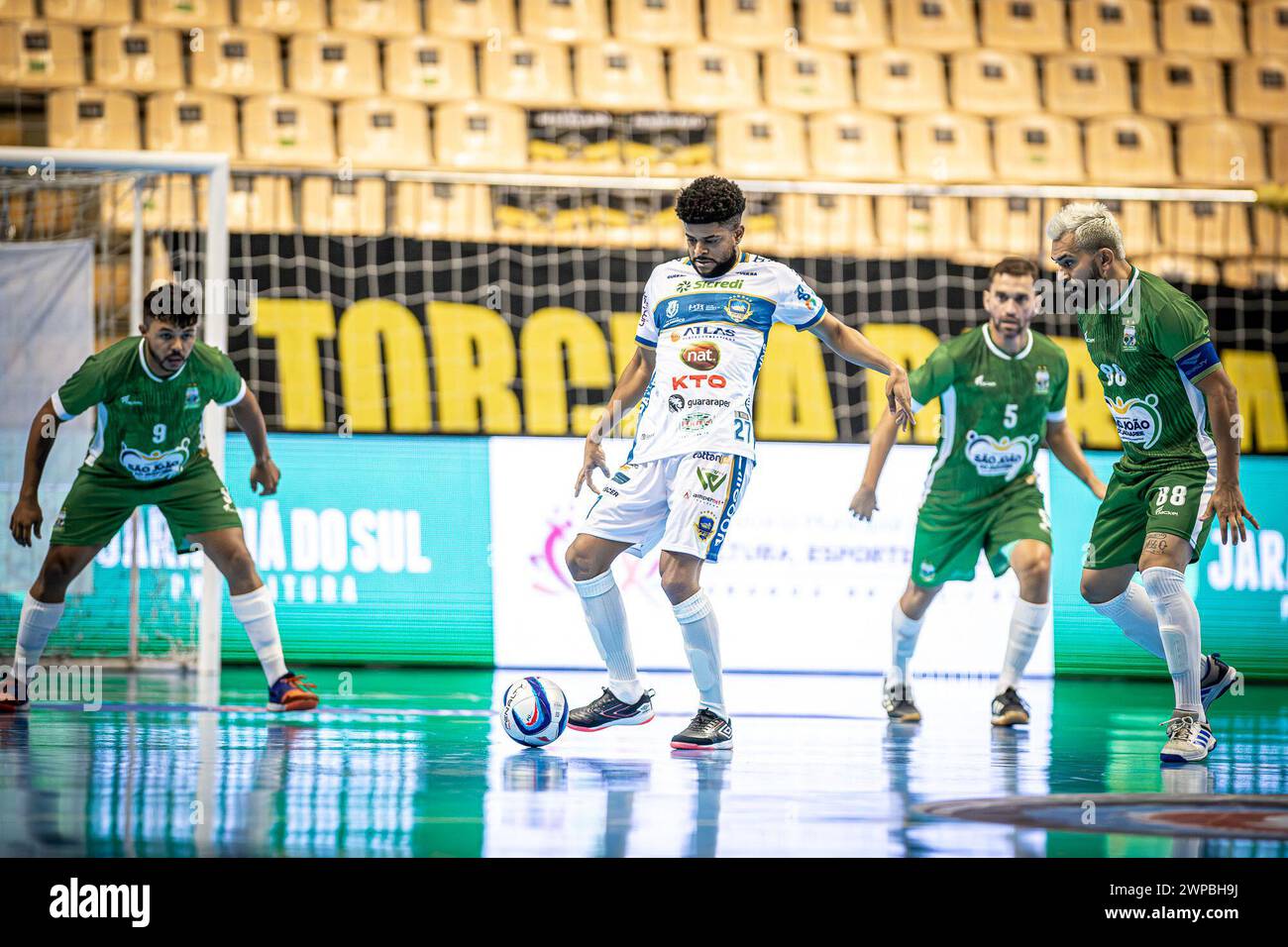 6. März 2024, Jaragua do Sul, Santa Catarina, Brasilien: JARAGUA DO SUL (SC), 06.03.2024- MEISTERSCHAFT/FUTSAL/SUPERCUP-Lanze während des Spiels zwischen Pato Futsal (PR) und Sao Joao do Jaguaribe (CE) für den Männer Futsal Super Cup 2024, ausgetragen am Mittwoch, 6. März, in der Arena Jaragua do Sul, Santa Catarina. (Kreditbild: © Richard Ferrari/TheNEWS2 via ZUMA Press Wire) NUR REDAKTIONELLE VERWENDUNG! Nicht für kommerzielle ZWECKE! Stockfoto