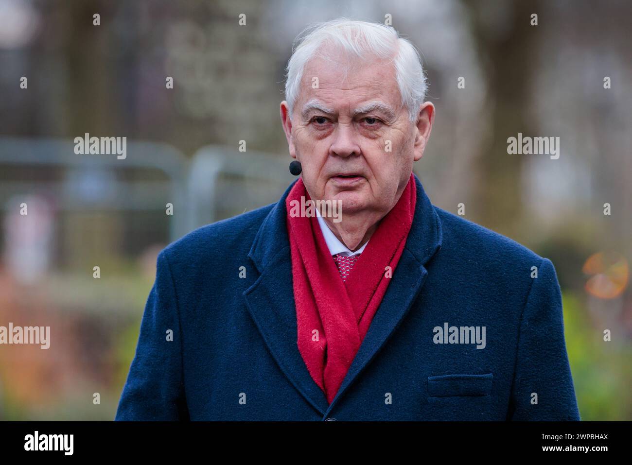 College Green, London, Großbritannien. März 2024. Der ehemalige Finanzminister Norman Lamont spricht mit der Presse über College Green nach Jeremy Hunt's Frühjahrshaushalt. Foto: Amanda Rose/Alamy Live News Stockfoto