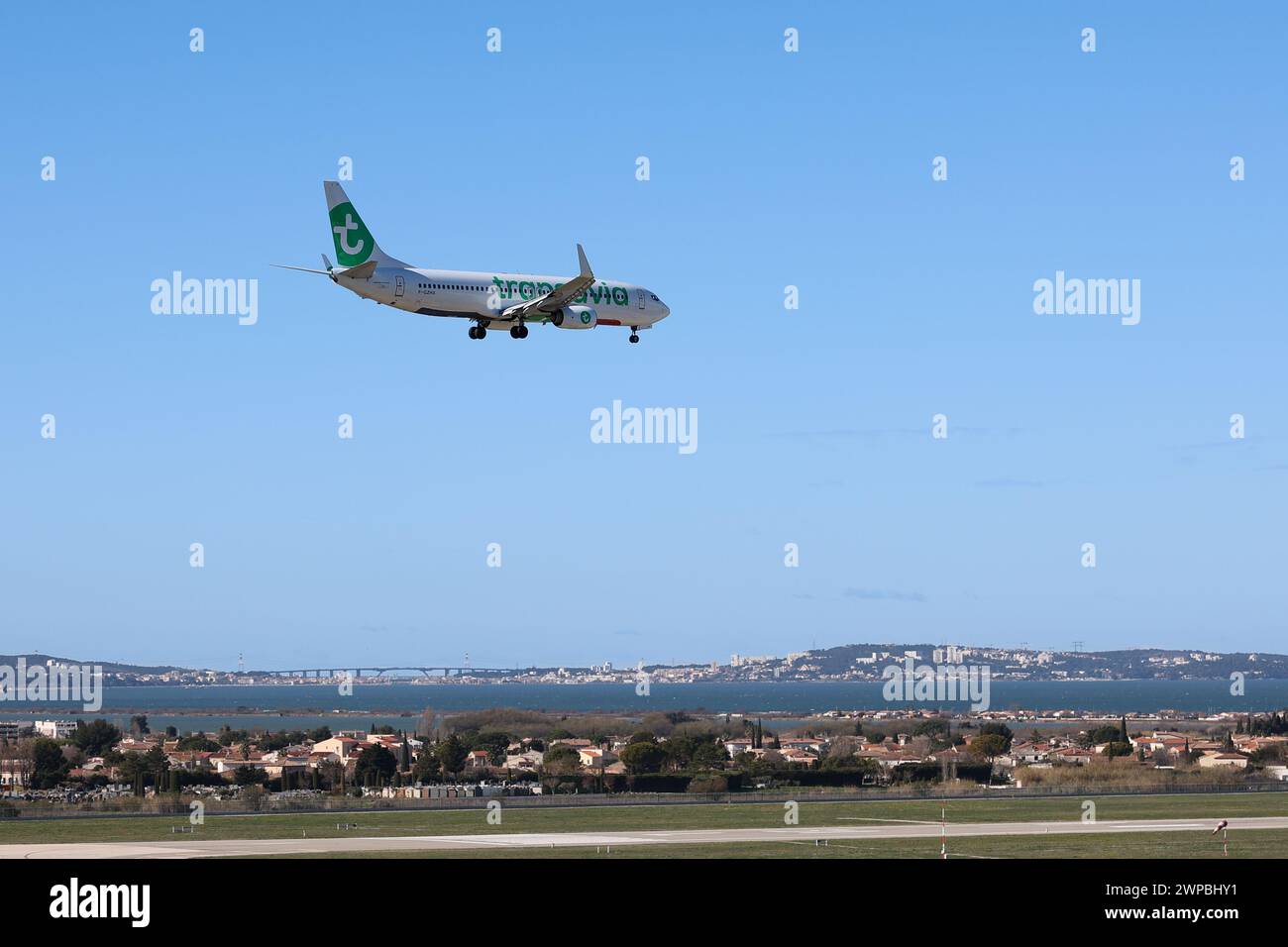 Marseille, Frankreich. März 2024. Allgemeine Ansicht einer Boeing 737-800 der Billigfluggesellschaft Transavia Airlines, die am Flughafen Marseille Provence ankommt. Dieses Flugzeug hat nur in der Economy-Klasse eine Kapazität von 189 Sitzplätzen. (Credit Image: © Denis Thaust/SOPA Images via ZUMA Press Wire) NUR REDAKTIONELLE VERWENDUNG! Nicht für kommerzielle ZWECKE! Stockfoto