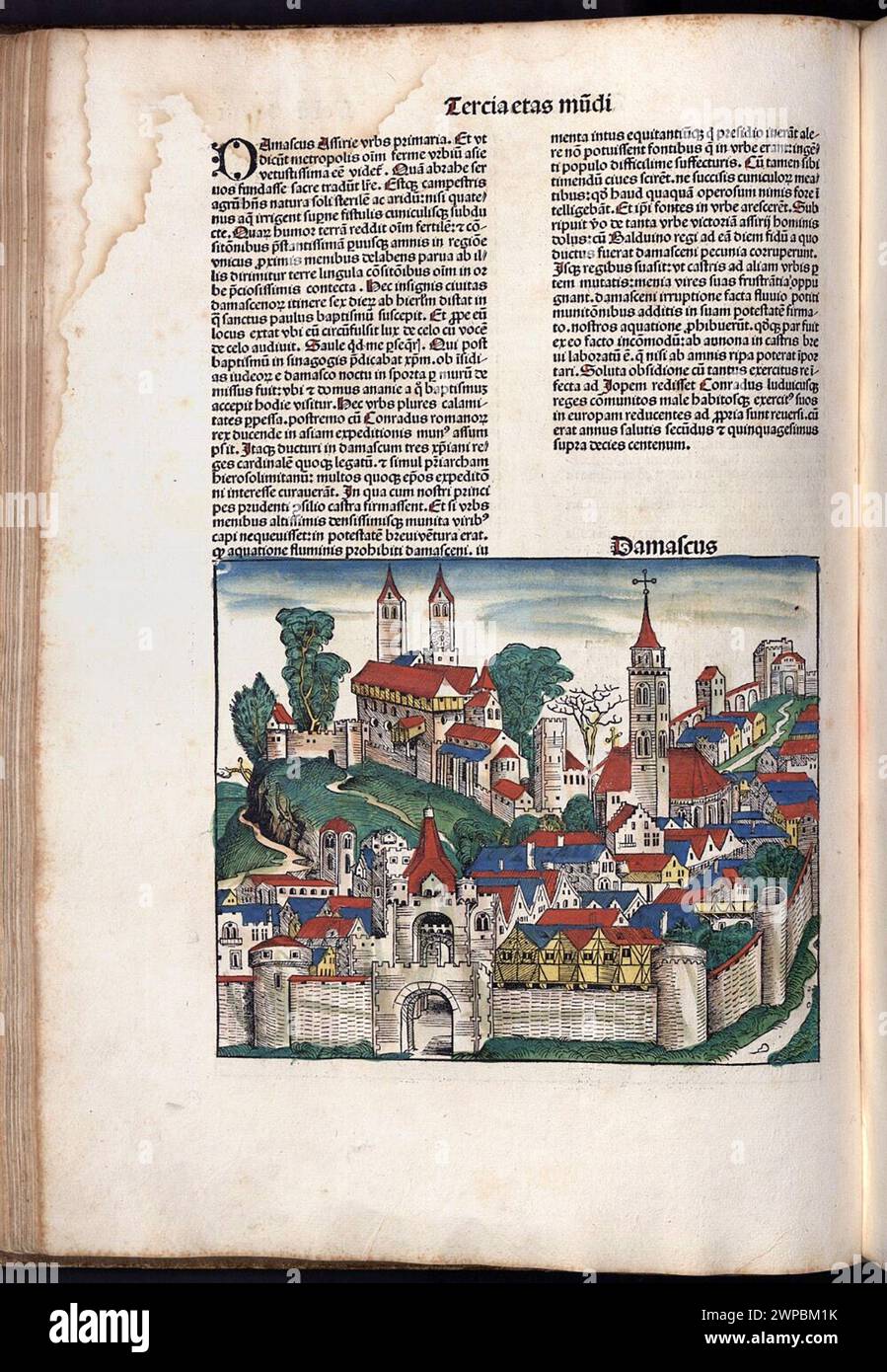Schöne Holzschnittseiten aus der Nürnberger Chronik von 1493, die eine Enzyklopädie über Weltereignisse, Mythologie und christliche Geschichte ist. Dieses außergewöhnliche Werk war eines der frühesten Bücher, die jemals gedruckt wurden und das erste, das erfolgreich Text und Bilder integriert. Diese Seiten zeigen lateinischen Text und einen Stich der Stadt Damaskus in Syrien Stockfoto
