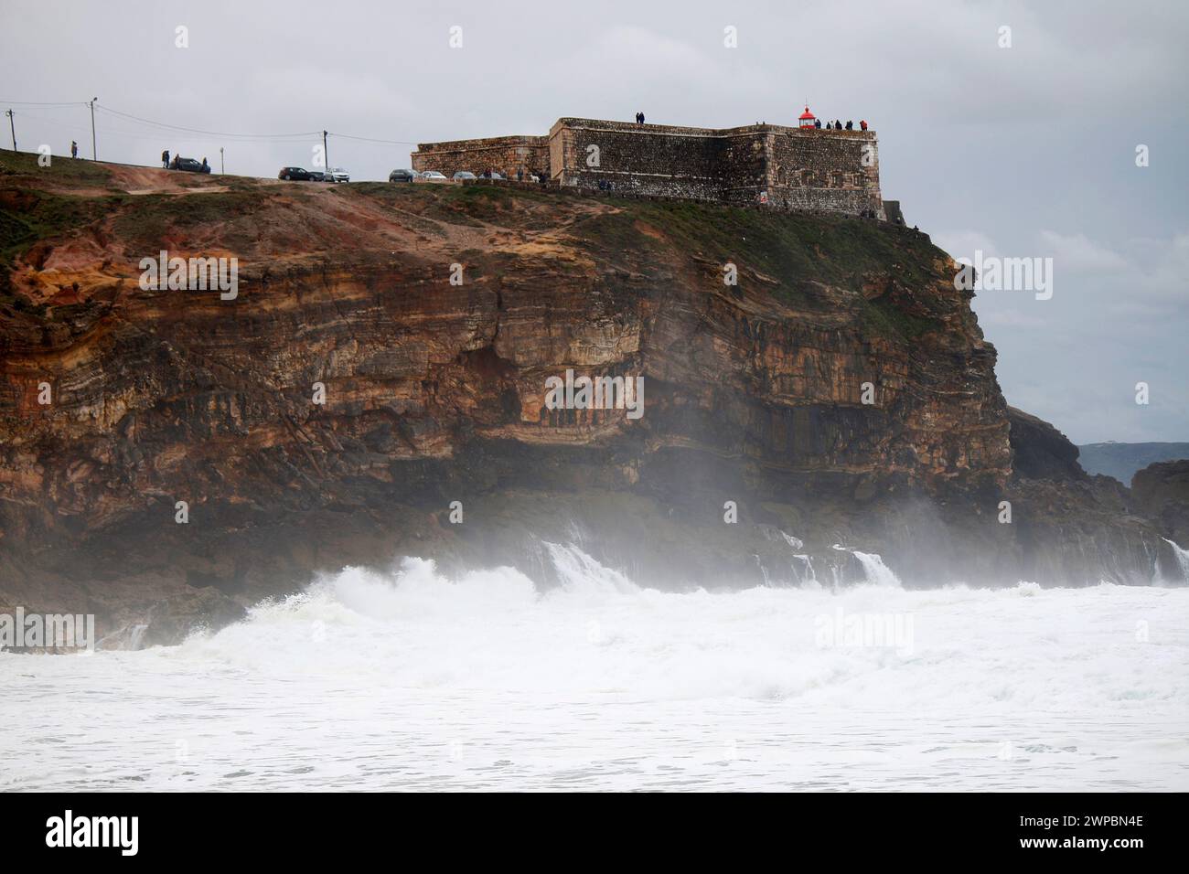 Farol de Nazare, Wellen am Nordstrand von Nazare, Portugal Stockfoto