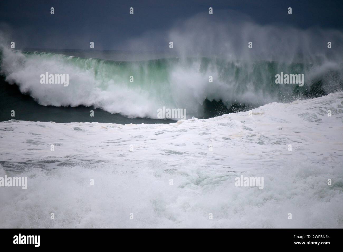 Wellen am Nordstrand von Nazare, Portugal Stockfoto