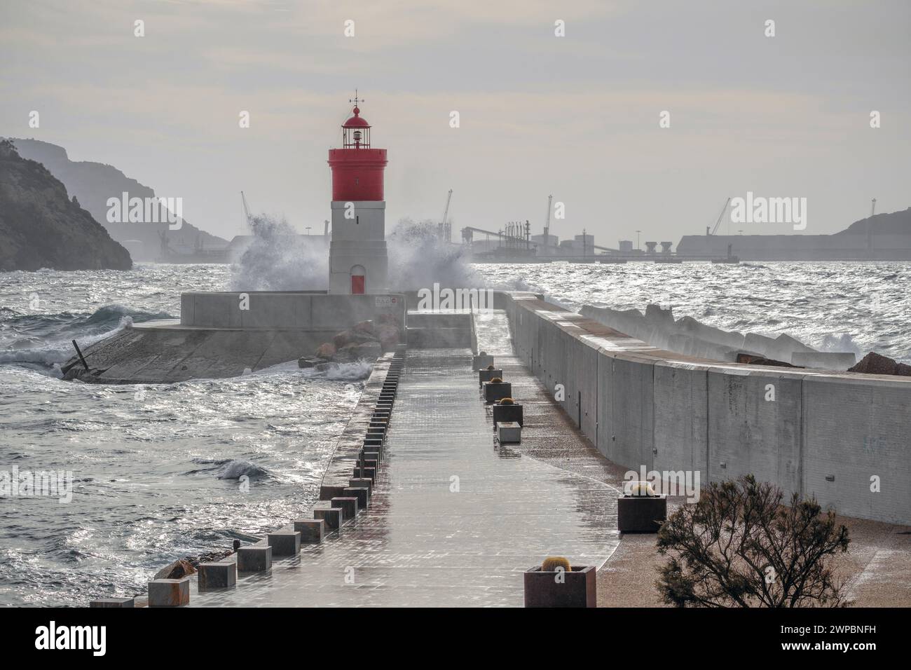 Der rote Leuchtturm des Weihnachtsdocks auf der Mole zur Verteidigung gegen den Südostwind der Bucht im Hafen von Cartagena, Spanien, Europa Stockfoto