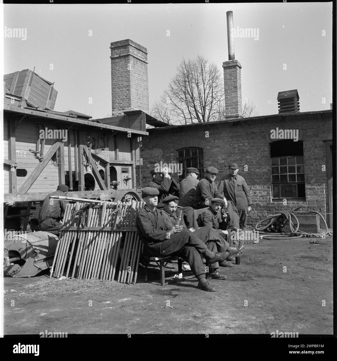 Foto, das Ursus-Traktoren bei der Staatsfeuerwehr in Karsk Pyrzycki 1954 während einer Ruhezeit aus einer Serie zeigt, die die Traktorproduktion der Nachkriegszeit veranschaulicht. Stockfoto